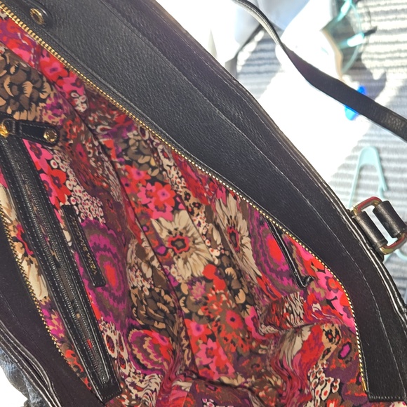 Elegant Black Quilted Tote Bag - Picture 5 of 7